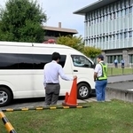 　奈良地裁に入る、山上徹也被告を乗せたとみられる車両＝２１日午前