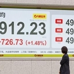 　上げ幅が一時７００円を超え、４万９９００円台に達した日経平均株価を示すモニター＝２１日午前、東京都中央区