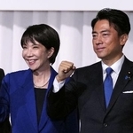 　自民党総裁選の所見発表演説会で写真に納まる、高市早苗氏（左）と小泉進次郎農相＝９月、東京・永田町の党本部
