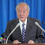　自民党の役員会後、記者会見する鈴木俊一幹事長＝２１日午前１０時５分、東京・永田町の党本部