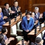 　衆院本会議で第１０４代首相に指名され、起立する自民党の高市早苗総裁。憲政史上初となる女性首相が誕生した＝２１日午後１時４７分