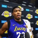 　シーズンの開幕を前に、取材に応じるＮＢＡレーカーズの八村塁＝２０日、エルセグンド（共同）