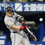 　９月２６日のＤｅＮＡ戦で本塁打を放つ巨人の岡本和真＝横浜