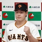 　月間ＭＶＰを受賞した巨人・岡本＝東京ドーム