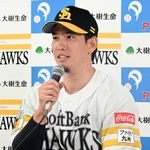 　月間ＭＶＰに選ばれ、記者会見するソフトバンク・栗原＝みずほペイペイドーム