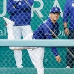 　ブルペンで投球するドジャース・山本＝ロサンゼルス（共同）