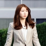 　富山地裁に向かう福山里帆さん＝２１日午後、富山市