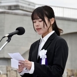 　「終戦８０年全国戦没学徒追悼式」で追悼の辞を述べる佐々木麻那さん＝２１日午後、兵庫県南あわじ市
