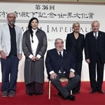 　第３６回高松宮殿下記念世界文化賞に決まった、（左から）絵画部門のピーター・ドイグさん、彫刻部門のマリーナ・アブラモビッチさん、建築部門のエドゥアルド・ソウト・デ・モウラさん、演劇・映像部門のアンヌ・テレサ・ドゥ・ケースマイケルさん、音楽部門のアンドラーシュ・シフさん＝２１日午後、東京都港区