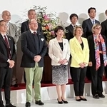 　２０２３年、仙台市でのＧ７科学技術相会合の行事でサメ革のヒールを履いた高市早苗氏（中央）（本人のインスタグラムから）
