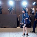 　財務相に決まり、首相官邸に入る片山さつき氏＝２１日午後４時３７分