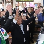 　高市早苗氏が首相に選出され、万歳する地元の支援者ら＝２１日午後２時３０分ごろ、奈良県大和郡山市