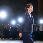 　皇居での任命式と認証式のため、首相官邸を出る高市早苗首相＝２１日午後６時１８分