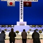 　戦争犠牲者を悼む「宇都宮市戦没者追悼式」で献花する参列者＝２１日午後、宇都宮市