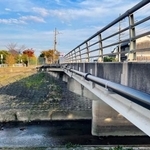 　耐震性が確保されていない恐れがある添架水管橋＝奈良県内