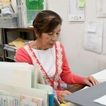 　石川県穴水町の職場で作業する谷内律子さん＝２１日午後
