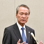 　高市早苗首相の選出を受け、記者団の取材に応じる経団連の筒井義信会長＝２１日午後４時ごろ、東京都千代田区