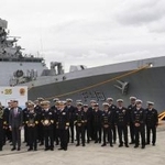 　記念撮影をするインド海軍のフリゲート艦「サヒヤードリ」の乗組員と海上自衛隊隊員ら＝２１日午前、海上自衛隊横須賀基地