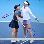 　ダブルスで準々決勝進出を決めた青山修子（左）、クリスティナ・ブクサ組＝有明テニスの森公園