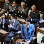 　衆院本会議で首相に指名され、起立する高市早苗氏＝２１日午後