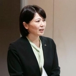 　前橋市議全員を対象とした会合を終え、記者団の取材に答える小川晶市長＝２１日午後、前橋市