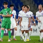 　蔚山に敗れ、肩を落とすＧＫ大迫（左端）ら広島イレブン＝蔚山（共同）