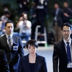　皇居での任命式と認証式のため、首相官邸を出る高市早苗首相＝２１日午後６時１８分