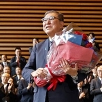 　花束を手に首相官邸を去る石破茂首相＝２１日午後０時２８分