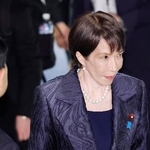 　皇居での任命式と認証式のため、首相官邸を出る高市早苗首相＝２１日午後６時１８分