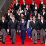 　初閣議を終え、記念撮影に臨む高市早苗首相（前列中央）と閣僚ら＝２１日午後１１時３２分、首相官邸