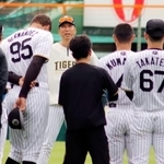　練習前の円陣で話す阪神・藤川監督（左から４人目）＝甲子園