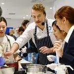 　ウクライナ料理を作るエウヘン・クロポテンコさん（左から２人目）と参加者ら＝２１日、東京都千代田区