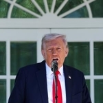 　ホワイトハウスでスピーチするトランプ米大統領＝２１日（ゲッティ＝共同）