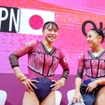 　女子予選で笑顔を見せる杉原愛子（左）と岸里奈＝ジャカルタ（共同）