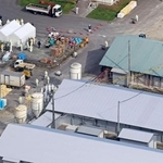 　鳥インフルエンザの陽性が確認された北海道白老町の養鶏場＝２２日午前１０時１６分（共同通信社ヘリから）