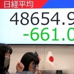 　一時４万９千円を割り込んだ日経平均株価を示す証券会社のモニター＝２２日午前、東京都中央区