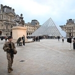 　ルーブル美術館とパトロールする兵士＝２０日、パリ（ＡＰ＝共同）