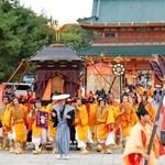 　平安神宮を出発する「時代祭」の神幸列＝２２日午前、京都市左京区