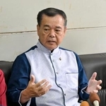 　記者会見する沖縄県南城市の古謝景春市長＝２２日午前、沖縄県庁