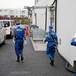 　事故があった施設周辺を調べる警視庁の捜査員ら＝２２日午後０時３０分ごろ、防衛省
