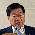 　就任記者会見で発言する平口法相＝２２日午前、法務省