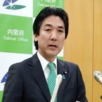 　就任記者会見で発言する城内経済財政相＝２２日午前、東京都千代田区