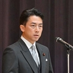 　訓示する小泉防衛相＝２２日午後、防衛省（代表撮影）