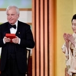 　第３６回高松宮殿下記念世界文化賞の授賞式でメダルを贈られるアンドラーシュ・シフさん（左）＝２２日午後、東京・元赤坂の明治記念館