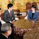 　連立政権合意書への署名を前に会談する自民党の高市総裁（右端）と日本維新の会の吉村代表（右から２人目）＝２０日、国会