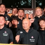 　ファンを集めたイベントで選手とポーズをとるラグビー日本代表のジョーンズ・ヘッドコーチ（手前右）＝２２日、東京都千代田区