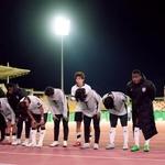 　江原に敗れ、サポーターにあいさつする宮代（右から５人目）ら神戸イレブン＝韓国・春川（共同）