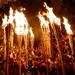 　京都市左京区の由岐神社一帯で行われた奇祭「鞍馬の火祭」＝２２日夜