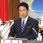 　就任記者会見で発言する小泉防衛相＝２２日午後、防衛省（代表撮影）