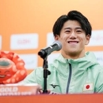 　体操の世界選手権男子個人総合で３連覇を果たし、記者会見で笑顔を見せる橋本大輝＝ジャカルタ（共同）